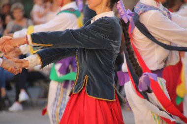 Halk festivalinde geleneksel bas dansı