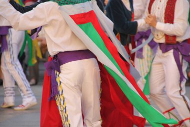 Halk festivalinde geleneksel bas dansı