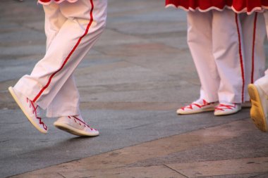 Halk festivalinde geleneksel bas dansı