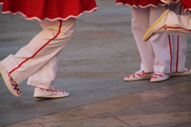 Halk festivalinde geleneksel bas dansı