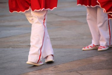 Halk festivalinde geleneksel bas dansı
