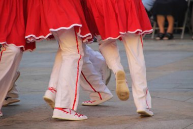 Halk festivalinde geleneksel bas dansı