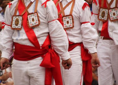 Halk festivalinde geleneksel bas dansı