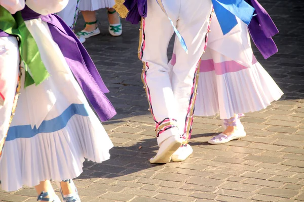 民俗祭の伝統的なバスク舞踊は — ストック写真