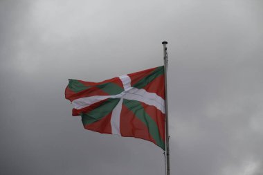Havada dalgalanan Basquee bayrağı