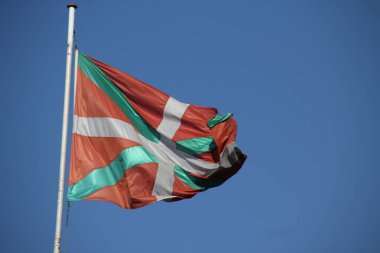 Havada dalgalanan Basquee bayrağı