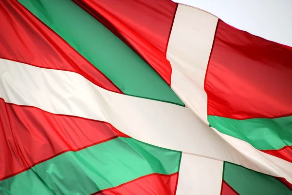 Σημαία Basquee Κυματίζει Στον Αέρα — Φωτογραφία Αρχείου