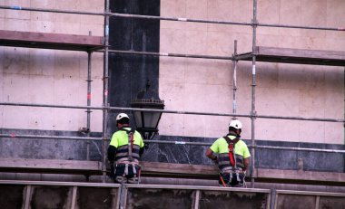 Kentsel bir çevrede inşaat alanı