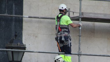 Kentsel bir çevrede inşaat alanı