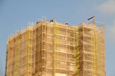 Kentsel bir çevrede inşaat alanı