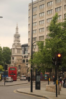 Londra şehir merkezinde bir bina.