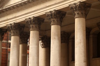 Londra şehir merkezinde bir bina.