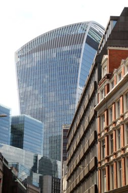 Londra şehir merkezinde bir bina.