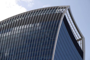 Londra şehir merkezinde bir bina.