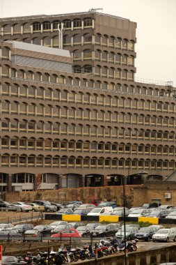 Londra şehir merkezinde bir bina.