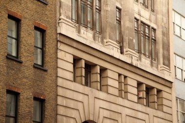 Londra şehir merkezinde bir bina.