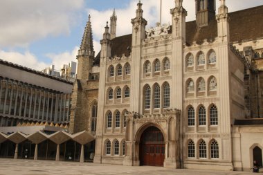 Londra şehir merkezinde bir bina.