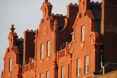 Londra şehir merkezinde bir bina.