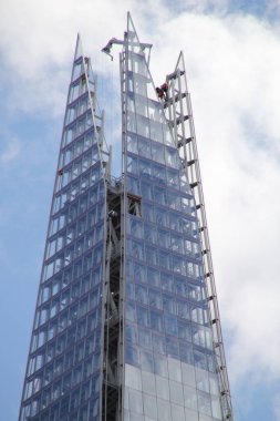 Londra şehir merkezinde bir bina.