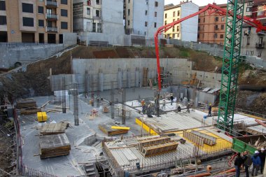 Kentsel bir çevrede inşaat alanı