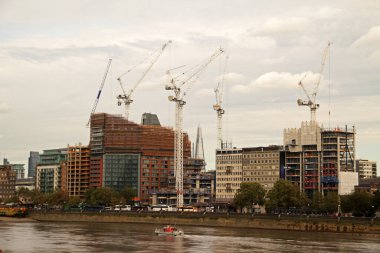 Kentsel bir çevrede inşaat alanı