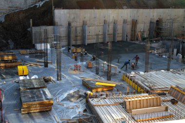 Kentsel bir çevrede inşaat alanı