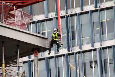 Kentsel bir çevrede inşaat alanı