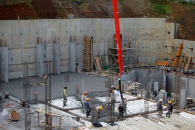 Kentsel bir çevrede inşaat alanı