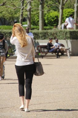 Sokakta havalı bir kız