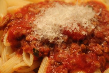 Bolonez soslu makarna dolu tabak.