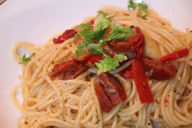 Bolonez soslu makarna dolu tabak.