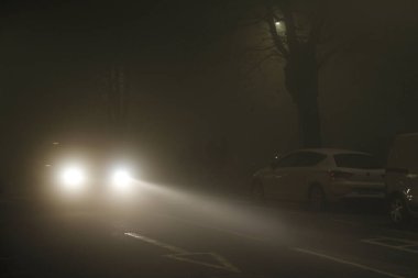 Geceleyin sisli bir yolda