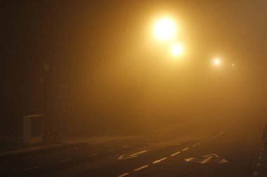 Geceleyin sisli bir yolda