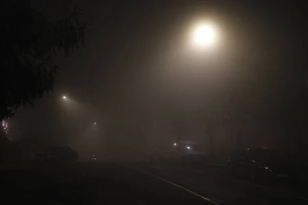 夜の道路の霧 — ストック写真