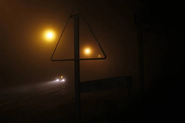 Niebla Camino Por Noche —  Fotos de Stock