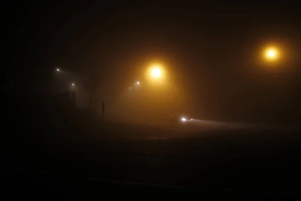 Geceleyin Sisli Bir Yolda — Stok fotoğraf