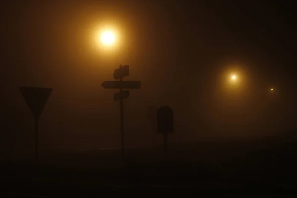 夜路上的雾气 — 图库照片