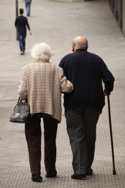 Sokakta yürüyen kıdemli insanlar.