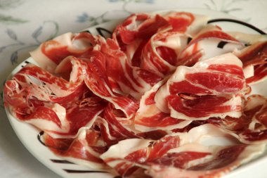 İspanyol usulü jambon dilimleri