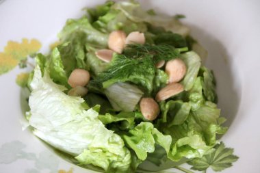 Tabakta taze salata.