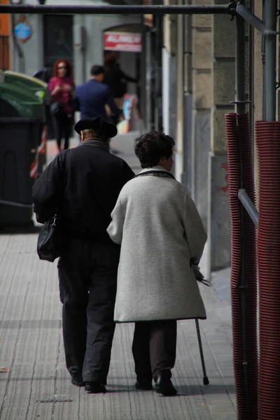Oudere Mensen Die Straat Lopen — Stockfoto