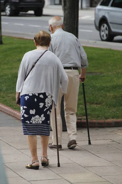 Oudere Mensen Die Straat Lopen — Stockfoto