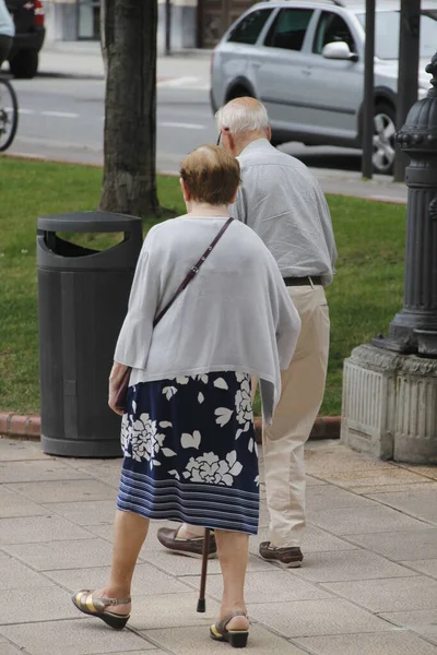 Seniorzy Chodzący Ulicą — Zdjęcie stockowe