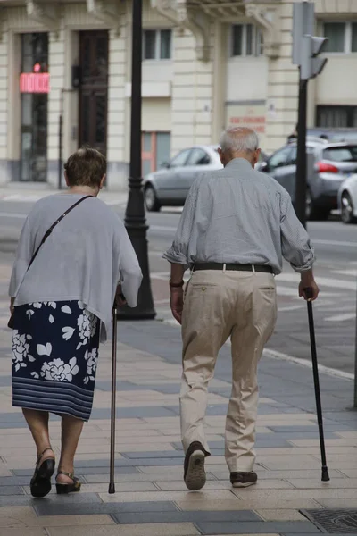 Idősek Sétálnak Utcán — Stock Fotó