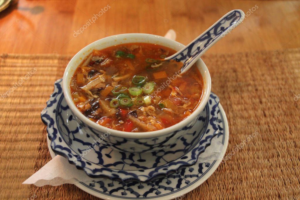 Sopa caliente en un plato 2023