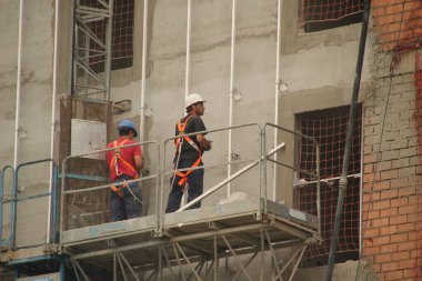 Kentsel bir çevrede inşaat alanı