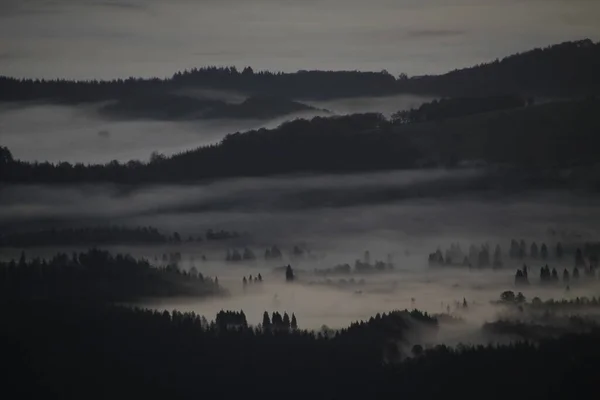 Montanhas Bascas Dia Nebuloso — Fotografia de Stock