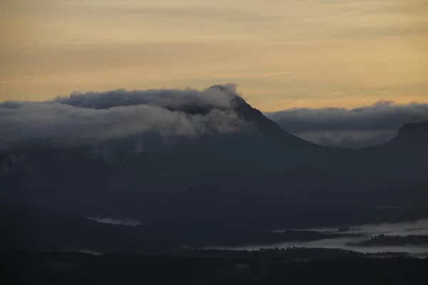 Montanhas Bascas Dia Nebuloso — Fotografia de Stock