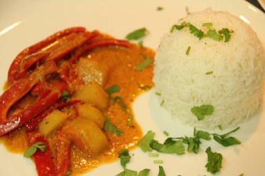 Basmati pilavlı Tayland yemeği.