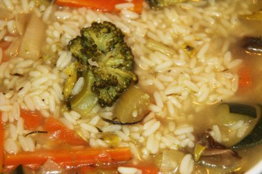 Basmati pilavlı Tayland yemeği.